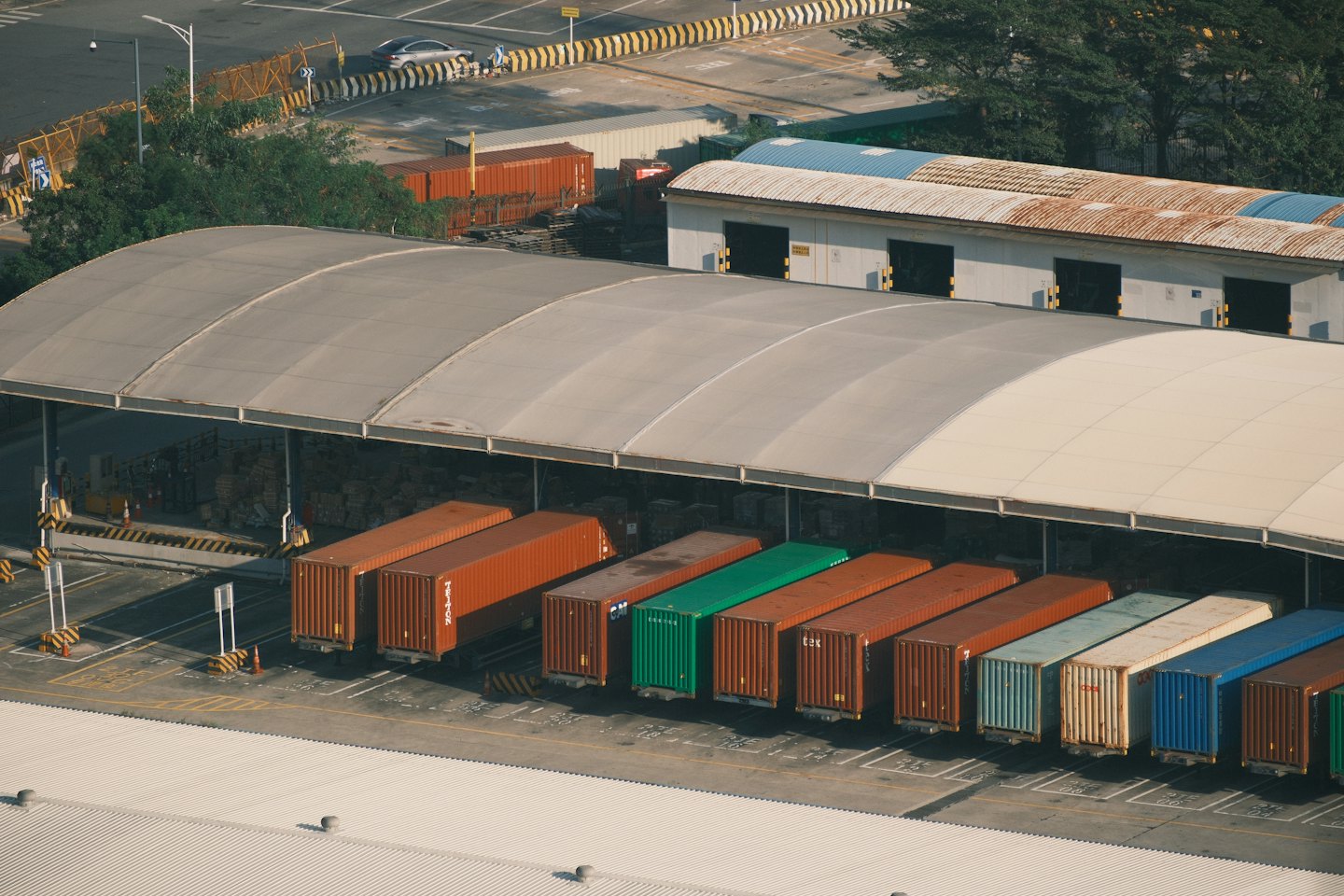 Contenedores de carga organizados en un concurrido centro de transporte y logística.
